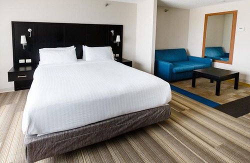 Shelbyville Hotel | Holiday Inn Express & Suites Shelbyville by IHG
