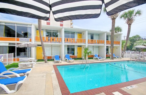 Myrtle Beach Hotel | Holiday Shores Double Queen Beds, Pool View - 206