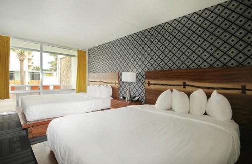 Myrtle Beach Hotel | Holiday Shores Double Queen Beds, Pool View - 208