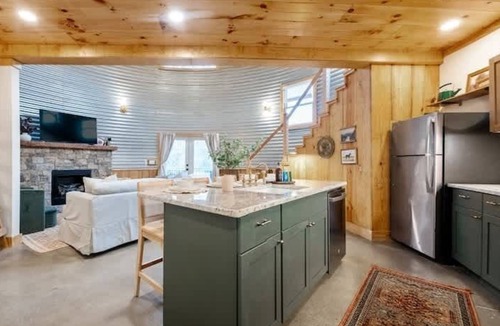 Lookout Valley Neighborhood Association House | Hollow Silo Stay with Pasture Views & Hot Tub