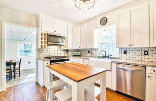 Montreat House | Home in the heart of Montreat with arcade, firepit & washer/dryer - dog-friendly