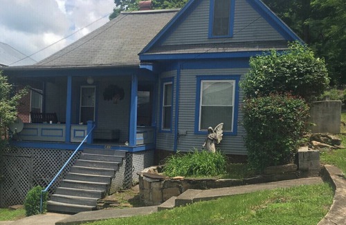 Bellepoint House | Home on the Hill in Historic Hinton