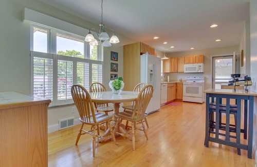 Williamstown House | Home w/Hot Tub + Deck ~ 3 Mi to Ark Encounter!