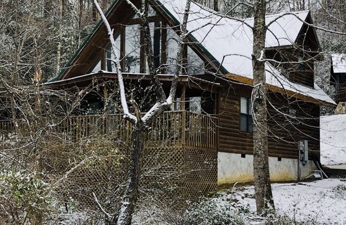 Gatlinburg Cabin | Homestyle Cabin Private but Close to all Gatlinburg fun in the arts district!