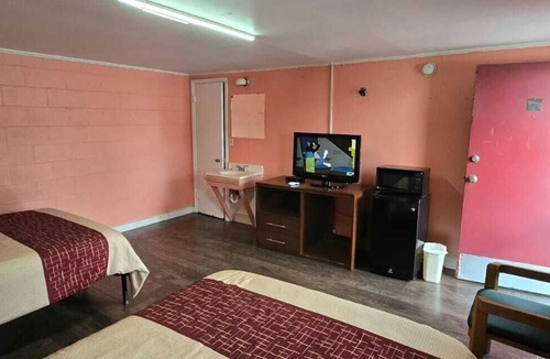 Redwood Hotel | Hometown Inn Rocky Mount VA