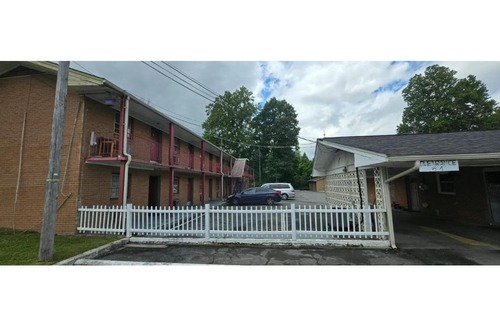 Redwood Hotel | Hometown Inn Rocky Mount VA