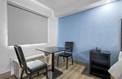Crestline Heights Hotel | HomeTowne Studios by Red Roof Birmingham - Airport
