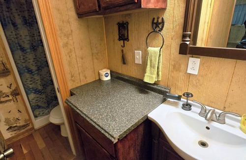 Statts Mills Cabin | Honey Do lakefront 1-bedroom cabin with Heat and AC in Statts Mills