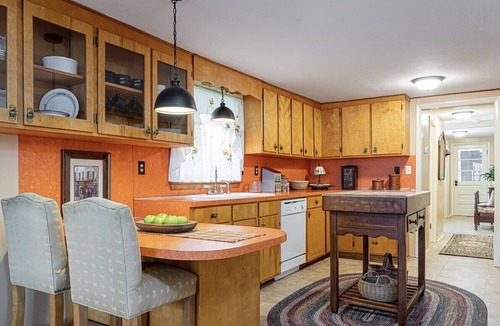 Horse Shoe House | Honeybee Farmhouse- Dog and family friendly