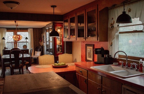 Horse Shoe House | Honeybee Farmhouse- Dog and family friendly