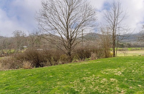 Horse Shoe House | Honeybee Farmhouse- Dog and family friendly