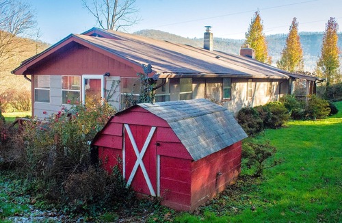 Horse Shoe House | Honeybee Farmhouse- Dog and family friendly