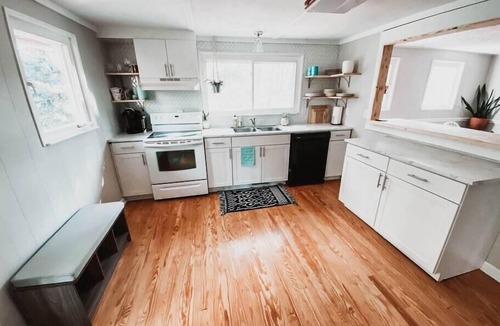 Penrose House | Honeybee Haven, 2 BD Cottage with Beautiful Garden