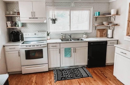 Penrose House | Honeybee Haven, 2 BD Cottage with Beautiful Garden