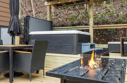 Walland Cabin | Hoot Owl Holler | Cozy Tiny Home for 2 · Hot Tub · Near the