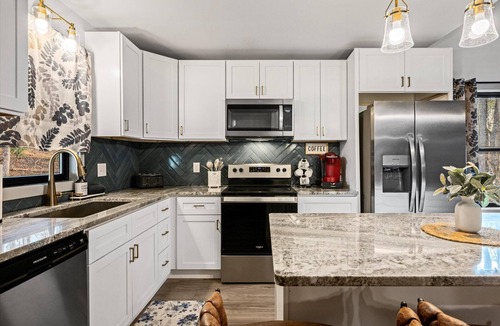 Horse Shoe Cabin | Hot Tub~7 Miles to Airport~EV Charger~Dog Friendly