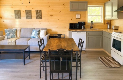 Coalmont Cottage | Hot Tub and Paddle Boat! Veteran Owned! - Relax at Eagle’s Landing on the Lake