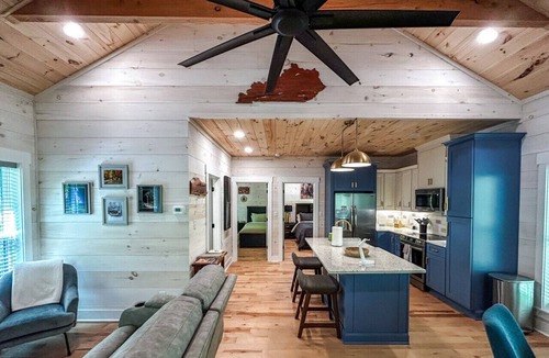 Heidelberg Cabin | Hot Tub Cabin + Screened Porch | Red River Gorge