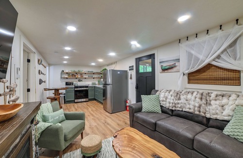 Springville House | Hot Tub, Deck! Tiny Home Retreat By Kentucky Lake
