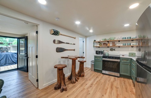 Springville House | Hot Tub, Deck! Tiny Home Retreat By Kentucky Lake