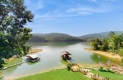 New Tazewell House | Hot Tub + Dock! Waterfront Norris Lake Log Home