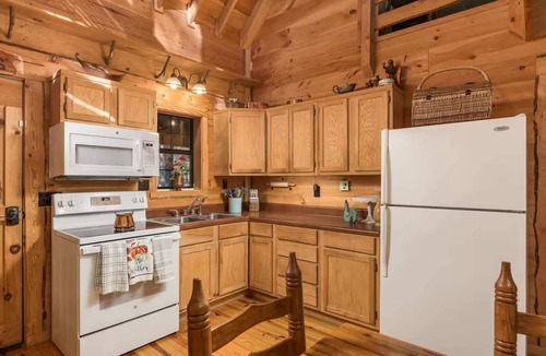 Mentone House | Hot Tub, Firepit & Games - Falcon Lodge, Family !