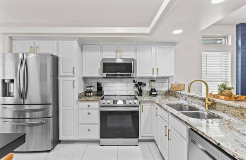 Lexington House | Hot Tub/Firepit/King Beds/Fenced Yard/Playground