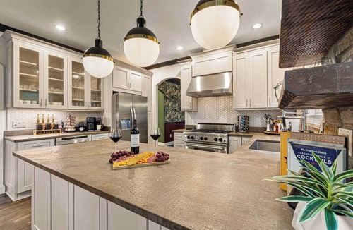 Asheville House | Hot Tub + Game Lounge by 5 Seasons Homestays