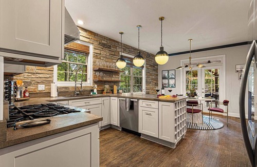 Asheville House | Hot Tub + Game Lounge by 5 Seasons Homestays