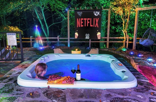 Asheville House | Hot Tub + Game Lounge by 5 Seasons Homestays