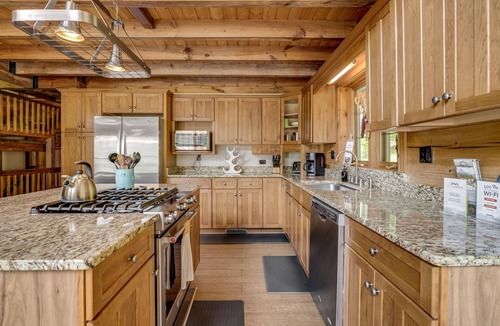 Burnsville Cabin | Hot Tub, Game Room & Valley Views + Biltmore Pass | Peaceful Mountain Lodge