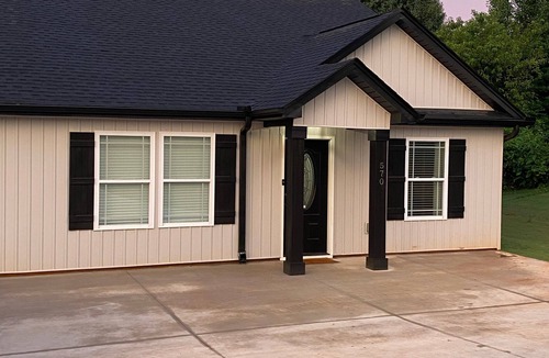Lyman House | ⭐️Hot Tub⭐️ Luxury Getaway Near GSP Airport Downtown Greer Greenville Spartanburg