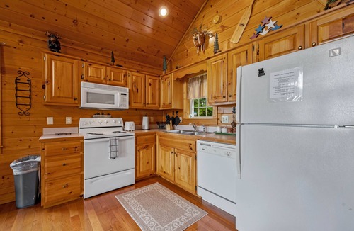 Wears Valley Cabin | Hot Tub& Mountain Views - Min to National Park!