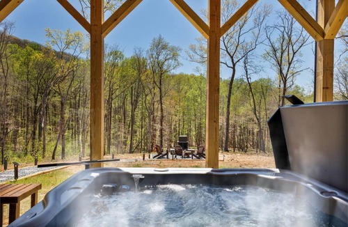 Talking Rock House | Hot Tub Pizza Oven Sleeps 12 Game Room Pets