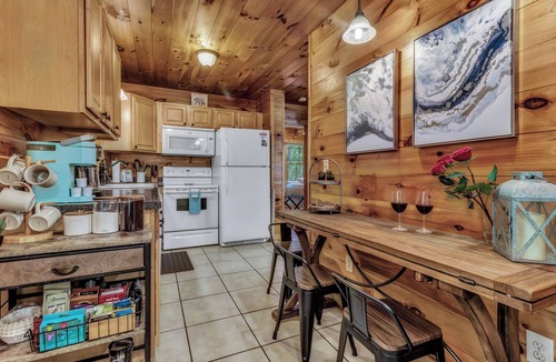 Skyland Cabin | Hot Tub Private Cabin Fenced Yard Fireplace Min to DT, Biltmore, Blue Ridge Pkwy