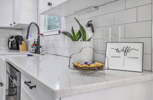 Holly Springs House | HOT TUB! Renovated, Sleeps 6, pets OK! Close to everything