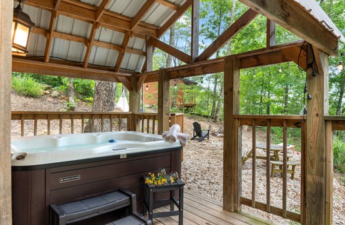 Stanton Cabin | Hot Tub! Tiny House Retreat in the Woods