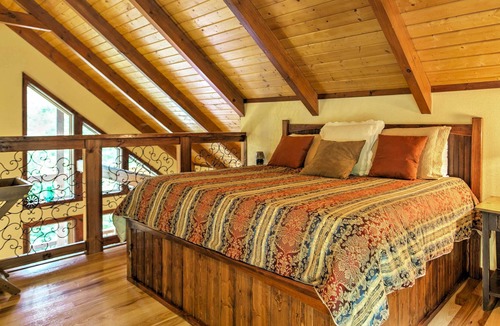 Stanton Cabin | Hot Tub, WiFi - Family Cabin - Wine Cellar - 300 acres in Red River Gorge, Kentucky!
