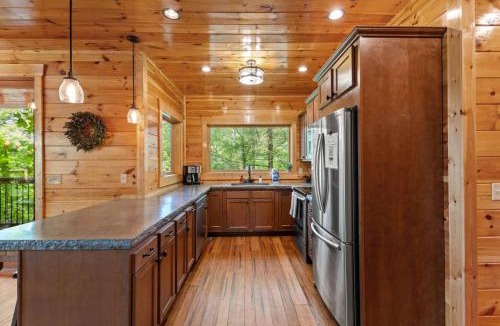 Rogers House | Hot Tub & WiFi - Sky Pointe - LUX cabin in RRG KY