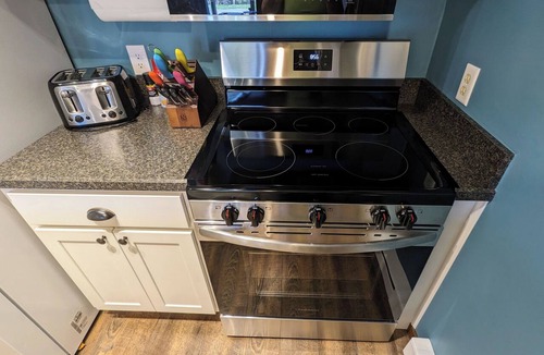 Edray Condo | HOT TUBS! Family-Friendly 3 Minute Walk 2 Slopes 1-BR/1-Bath