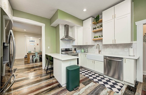 Fountain Square House | HotTub~FirePit~Games~YogaNook~5 Mins to Downtown