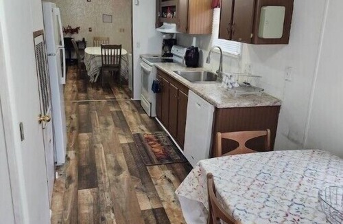 Sandersville House | How Suite it Isnn