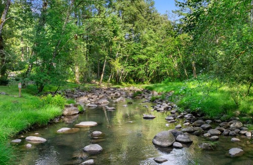 Marmot House | Howard's Hideaway Riverfront Pet Friendly Cabin