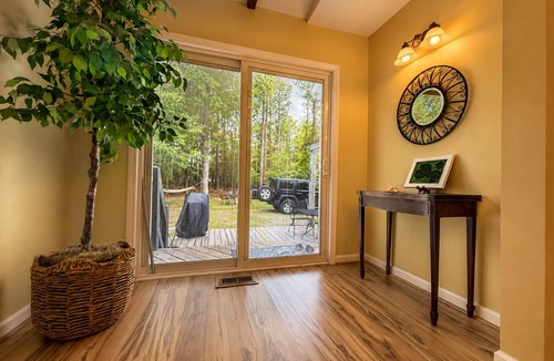 Myrtle Grove Cottage | Huge Pine Yard Retreat King Bed Near Beaches & Downtown ~