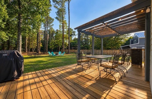 Myrtle Grove Cottage | Huge Pine Yard Retreat King Bed Near Beaches & Downtown ~