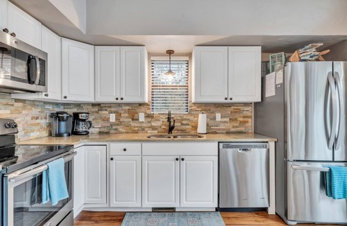 Moneta Cottage | Hummingbird Cottage- charming cottage in quiet cove close to Bridgewater!
