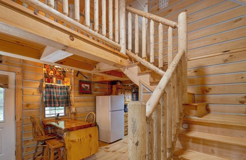 Fort Ritner Cabin | Hummingbird Lodge | Peaceful 2BR Woodland Stay