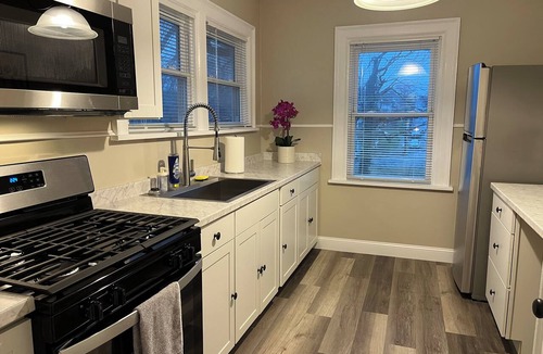 Norwood House | Hunter #2, Private One Bed near Xavier & Downtown