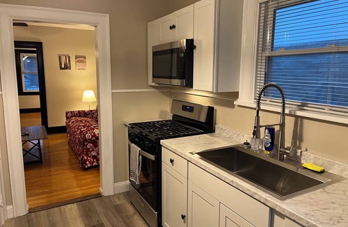Norwood House | Hunter #2, Private One Bed near Xavier & Downtown