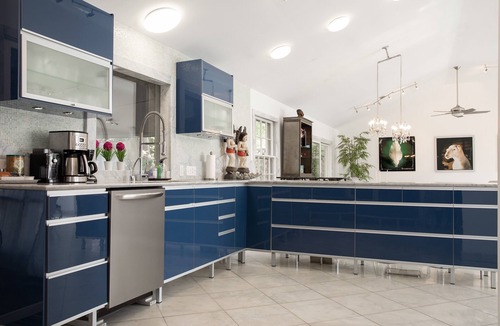 Wilmington House | Ice Palace: Luxe Modern Retreat Near Beach – King Bed, Large Yard, Cool Design